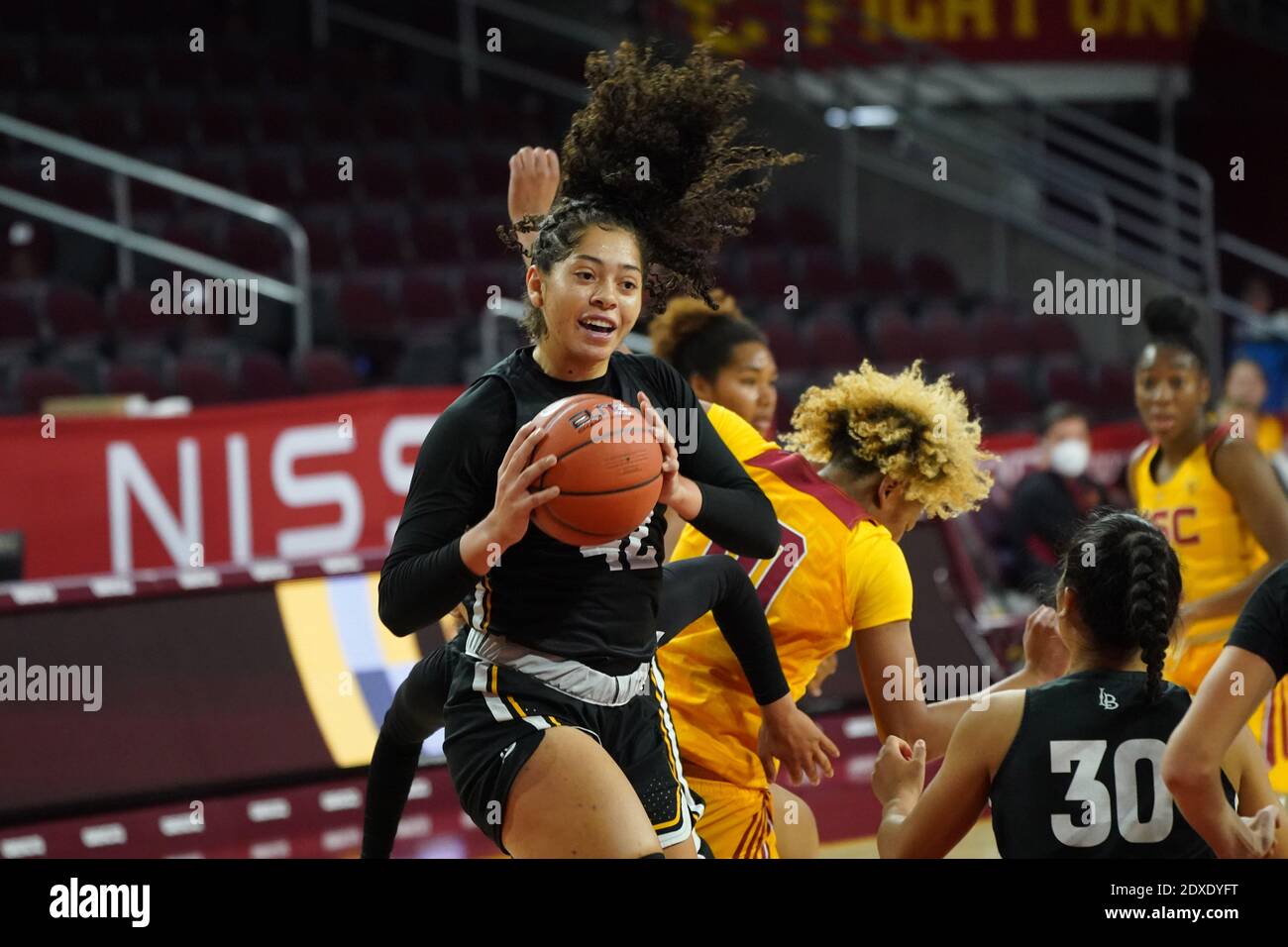 Long Beach State Forward Naomi Hunt (42) prallt den Ball gegen die Südkalifornien Trojaner während eines NCAA College Frauen Basketball-Spiel, Wir Stockfoto