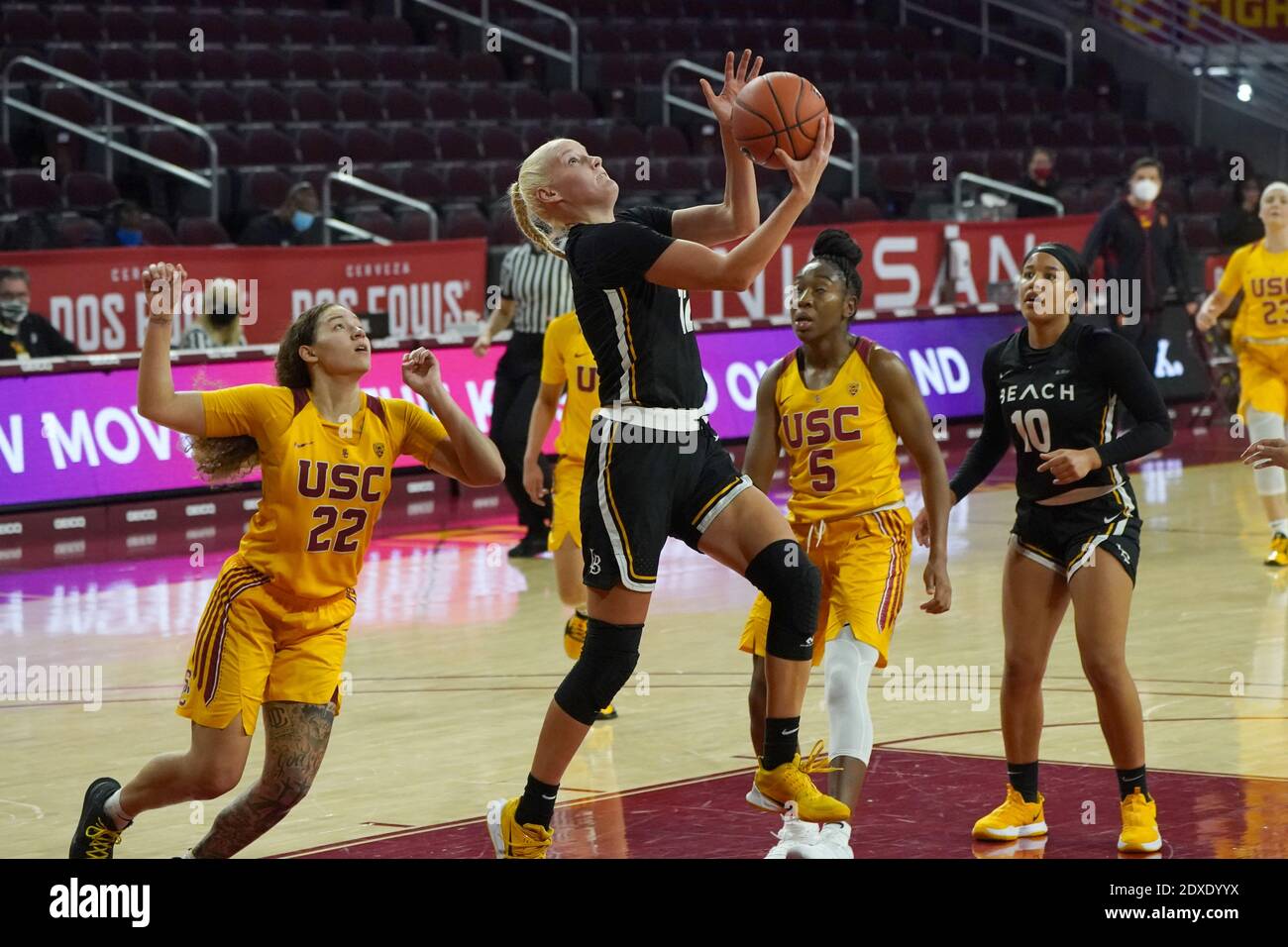 Long Beach die staatliche Wache Kristyna Jeskeova (12) schießt den Ball Als Südkalifornien-Trojaner Jordan Sanders (5) und Wache Kyra White (22) defe Stockfoto