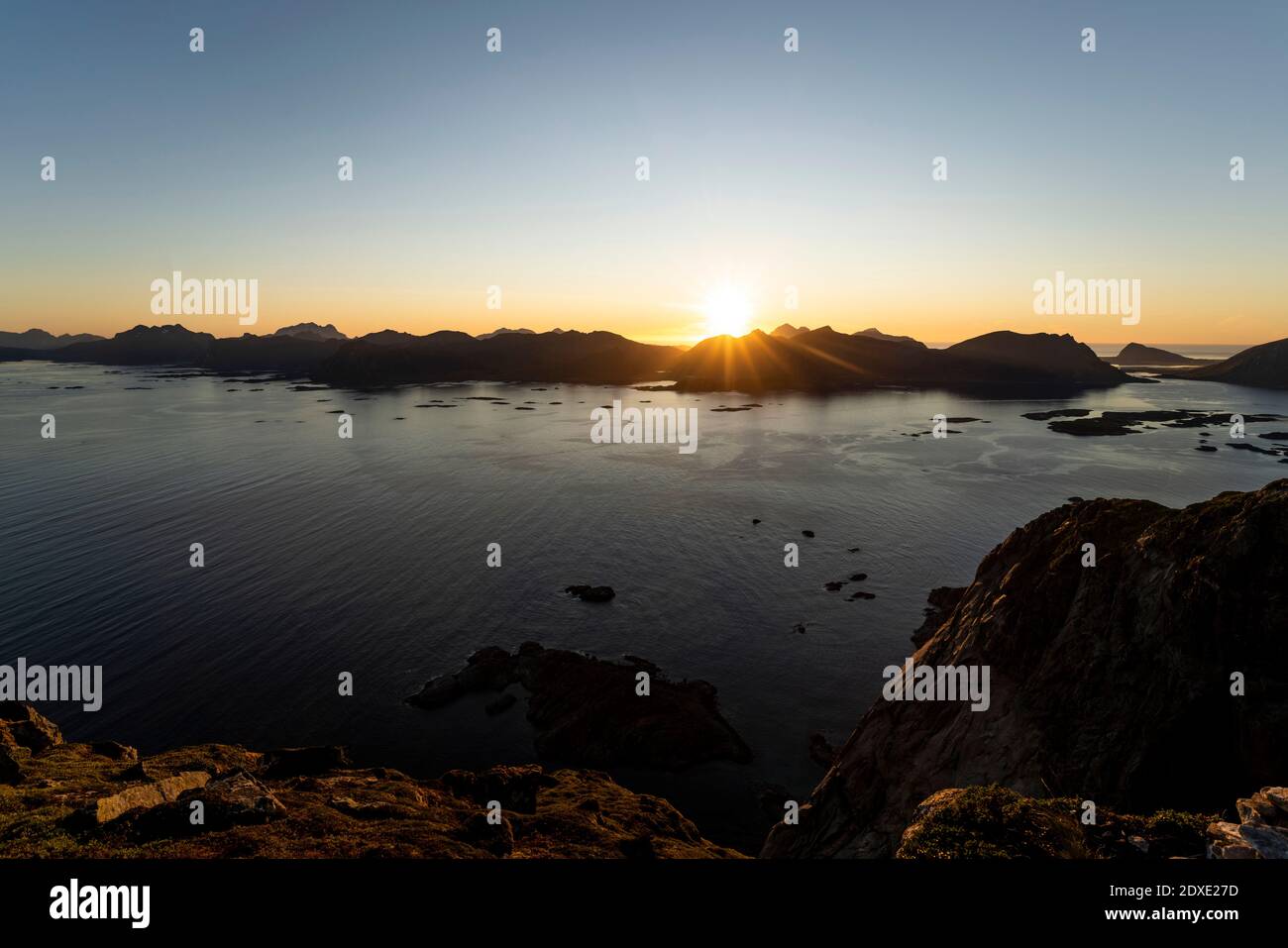 Sonnenuntergang über der Bergkette bei Festvagtinden, Lofoten, Norwegen Stockfoto