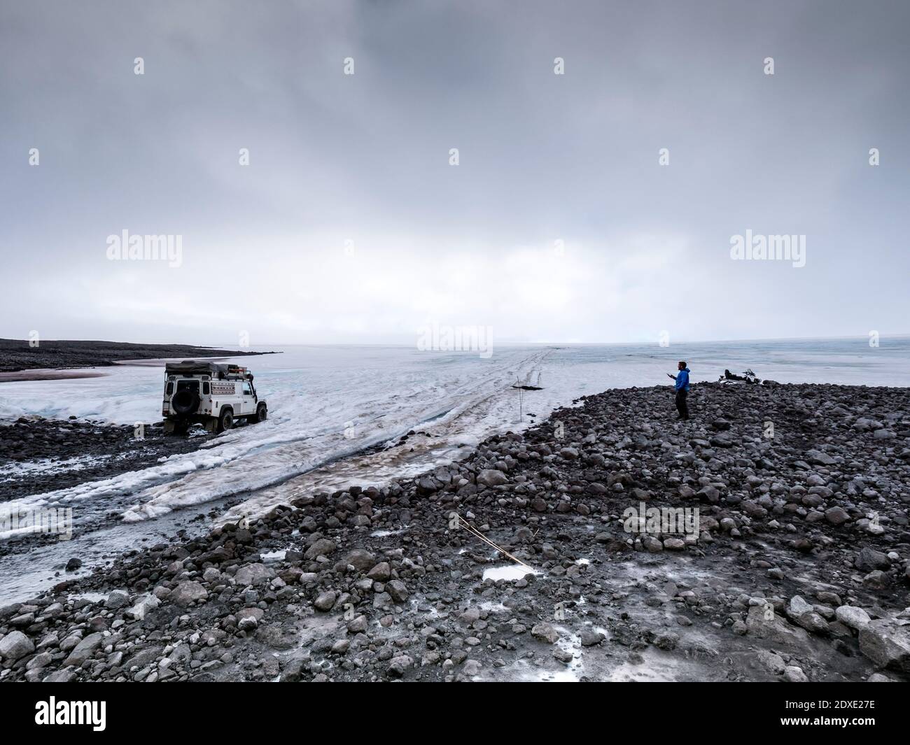 Mann mit Geländewagen durch Gletscher während des Urlaubs, Langjokull, Island Stockfoto
