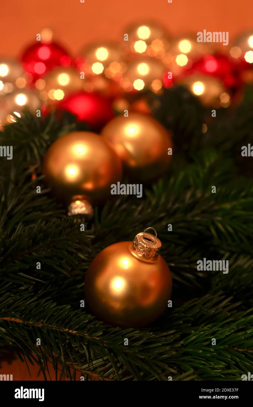 Goldfarbene Weihnachtskugeln Stockfoto