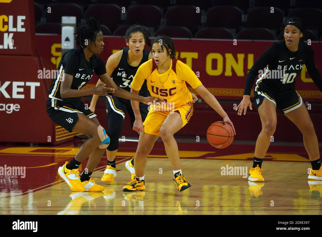 Die südkalifornische Trojanerin Endyia Rogers (4) wird von der Long Beach State Guard Ma'QHI Berry (0), der Wache Patricia Chung (30) und Justina King verteidigt Stockfoto