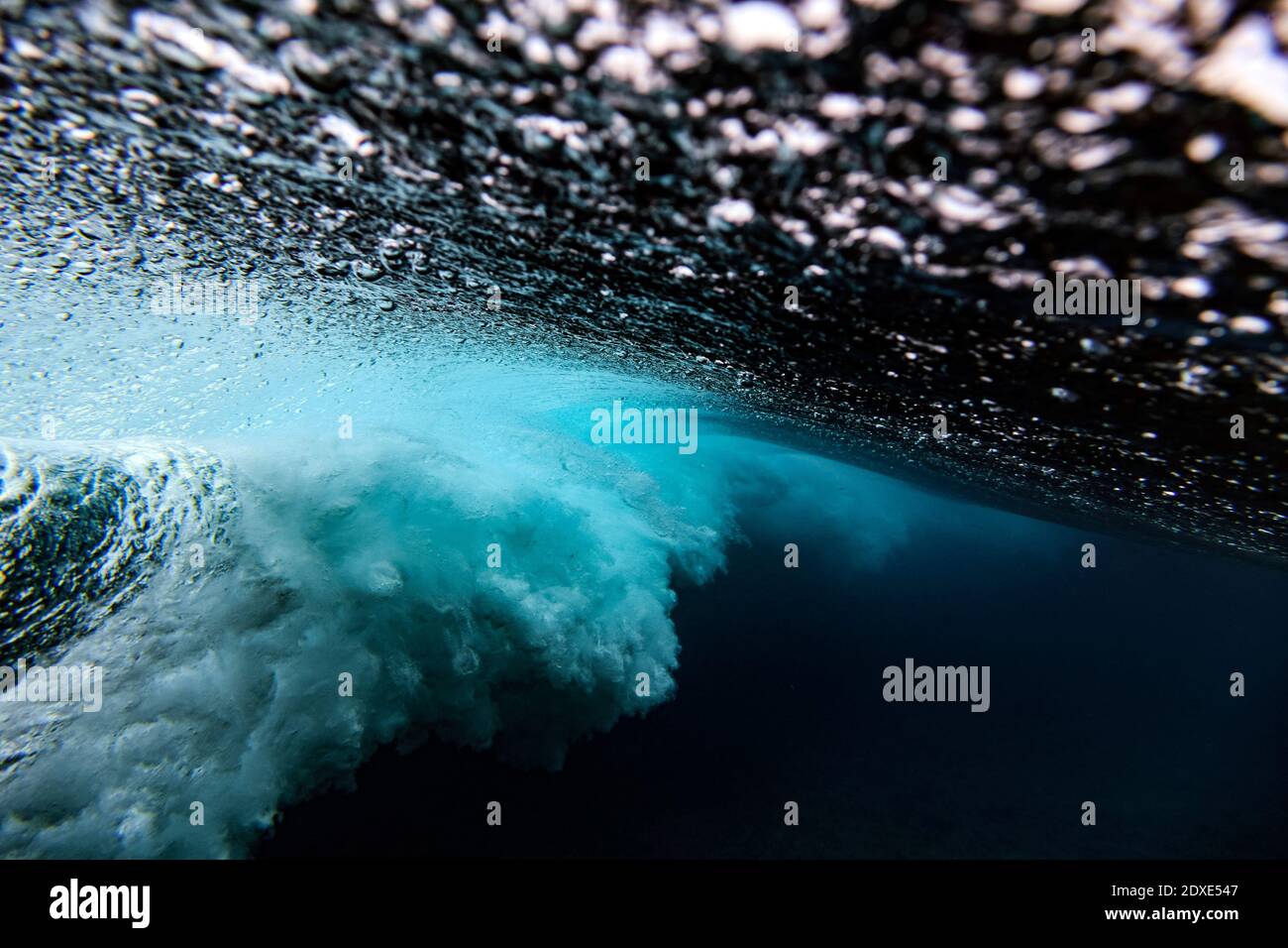 Unterwasseransicht der plätschernden Meereswelle Stockfoto