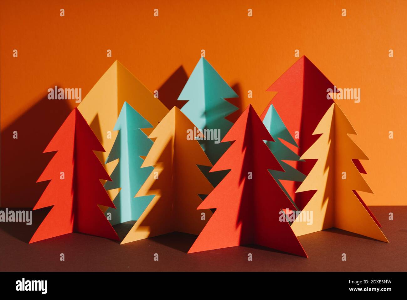 Studio-Aufnahme von einfachen Papier Handwerk Waldbäume im Herbst Farben Stockfoto