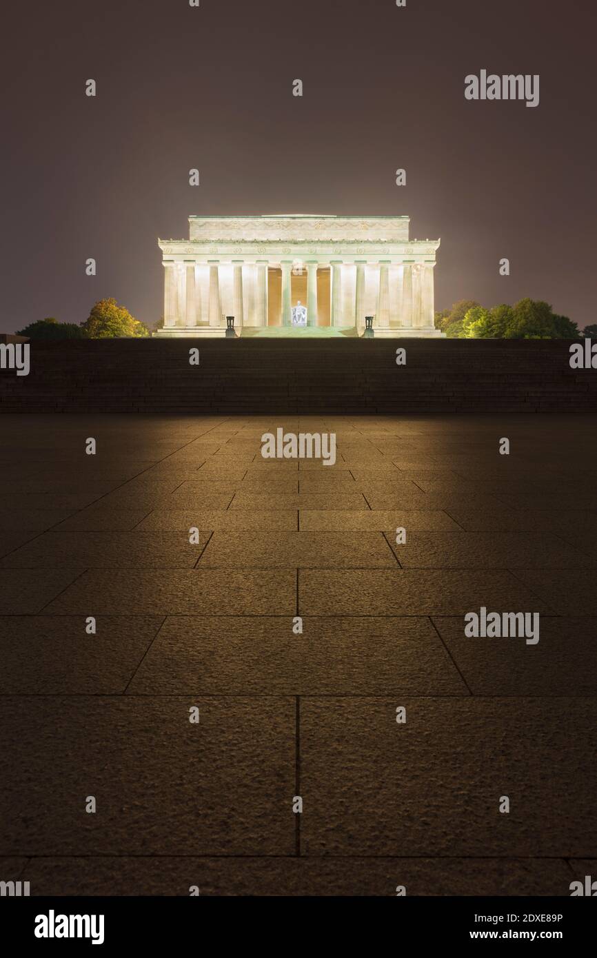 USA, Washington DC, Bürgersteig vor dem beleuchteten Lincoln Memorial bei Nacht Stockfoto