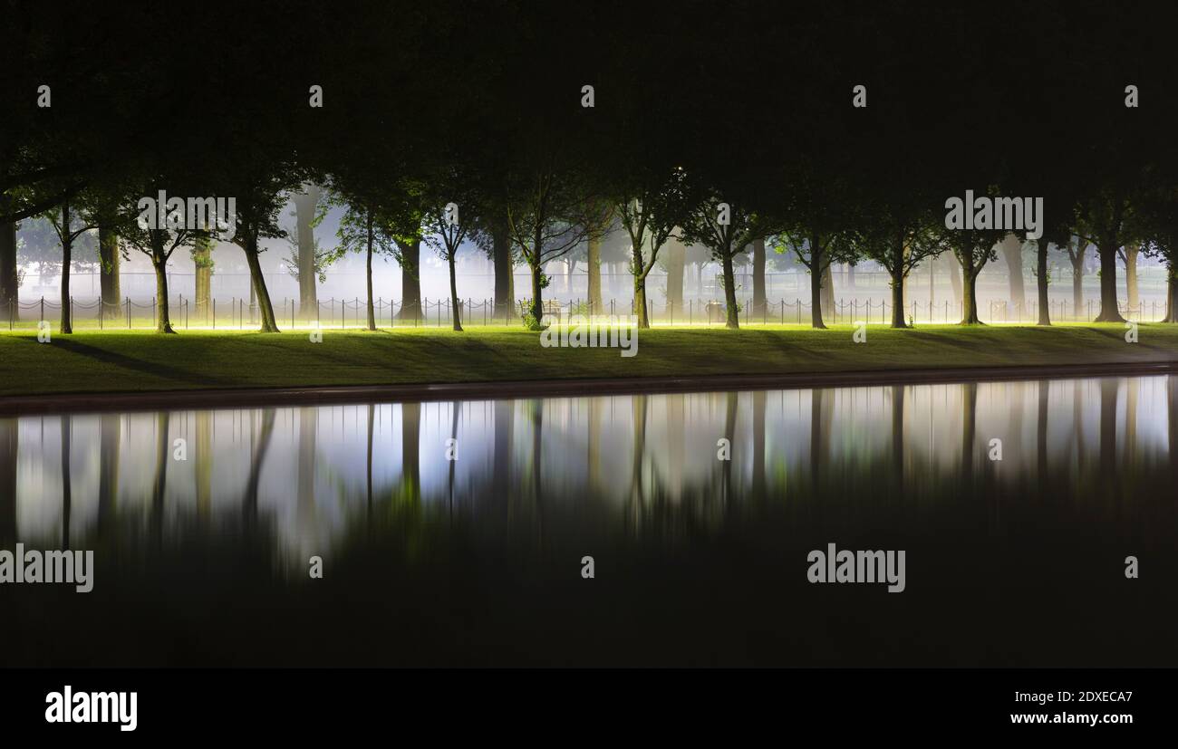 USA, Washington DC, Treelined Rand des Lincoln Memorial reflektierenden Pool in der Nacht Stockfoto