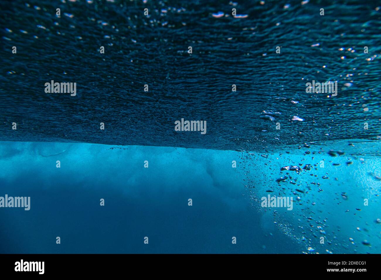 Unterwasseransicht von aufsteigenden Blasen Stockfoto