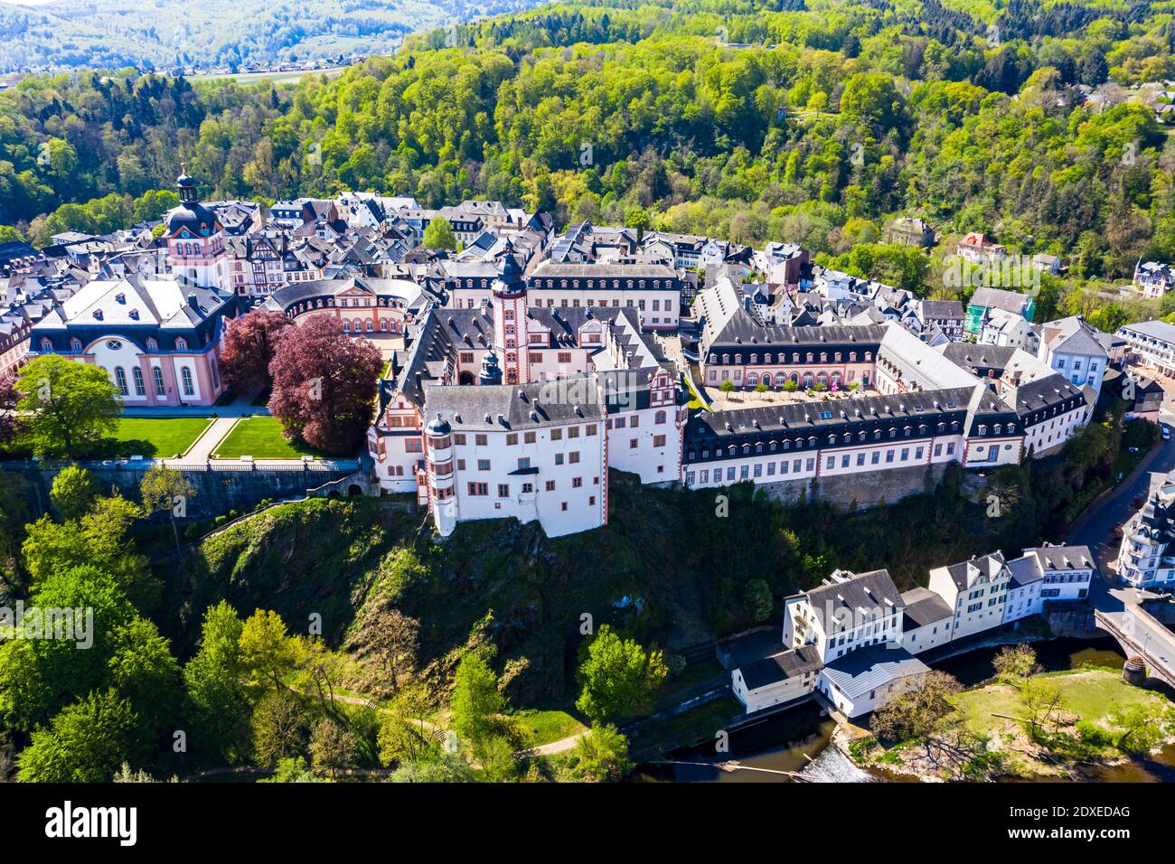 Deutschland, Weilburg, Schloss Weilburg mit barocker Schlossanlage, Altstadthalle und Schlosskirche mit Turm, Luftaufnahme Stockfoto