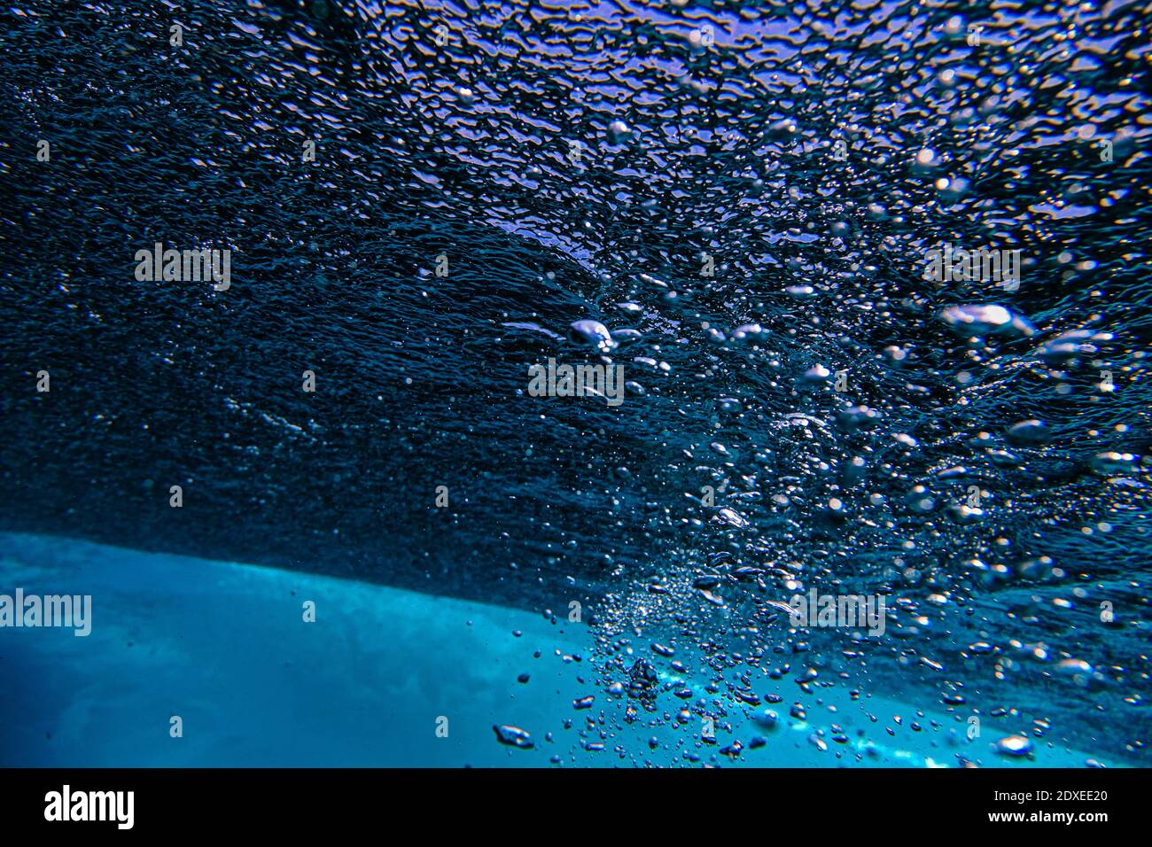 Unterwasseransicht von aufsteigenden Blasen Stockfoto