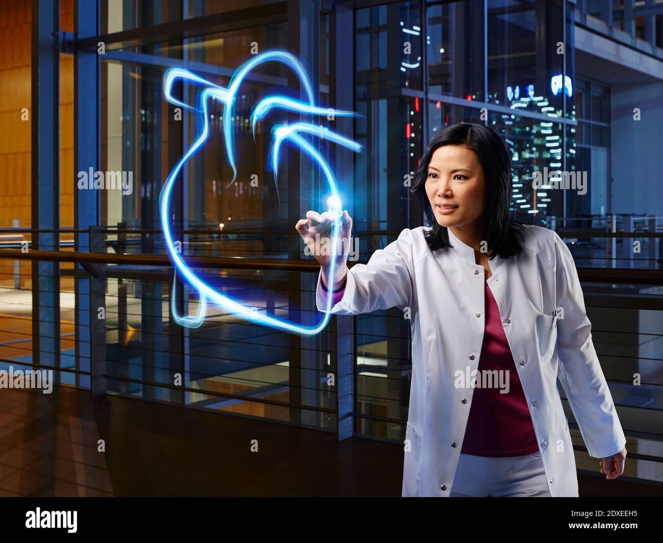 Weibliche Spezialist Licht Malerei Herz im Labor im Krankenhaus Stockfoto