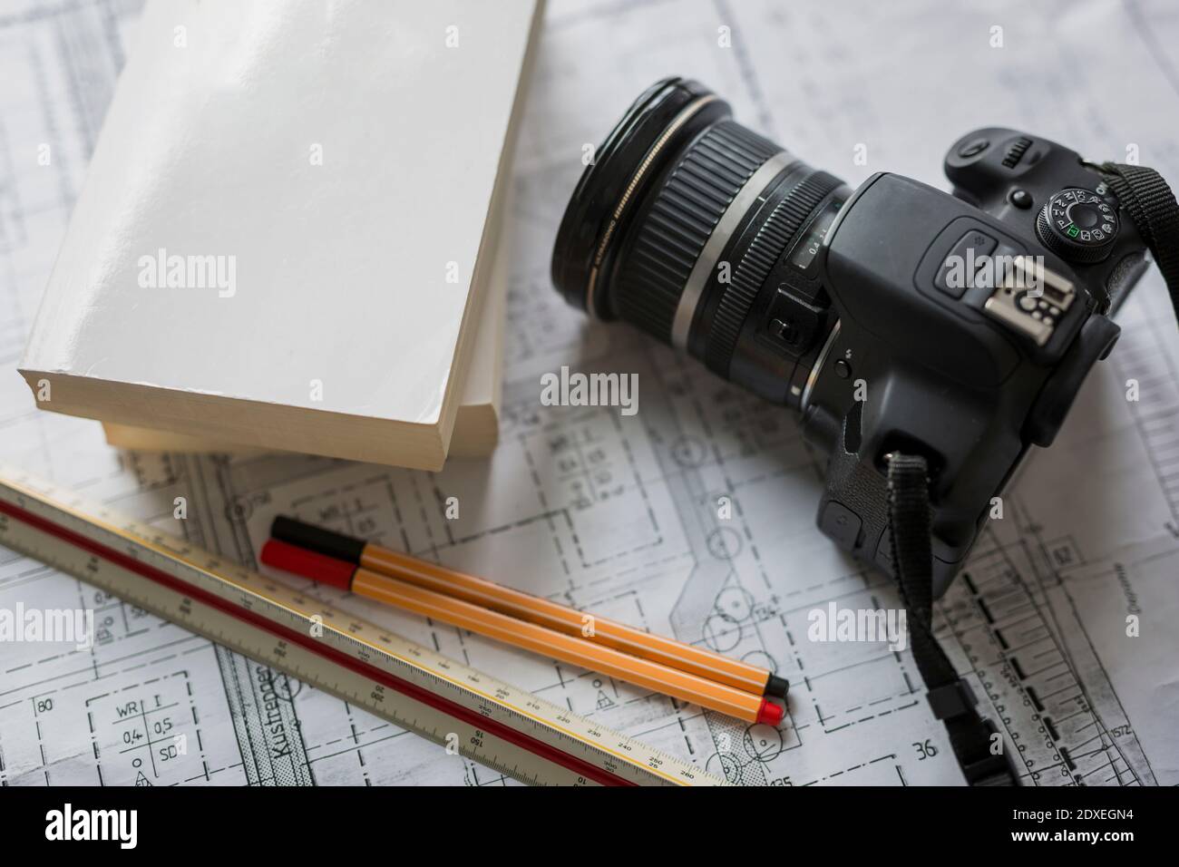 Briefpapier und Kamera auf Blaupause Stockfoto