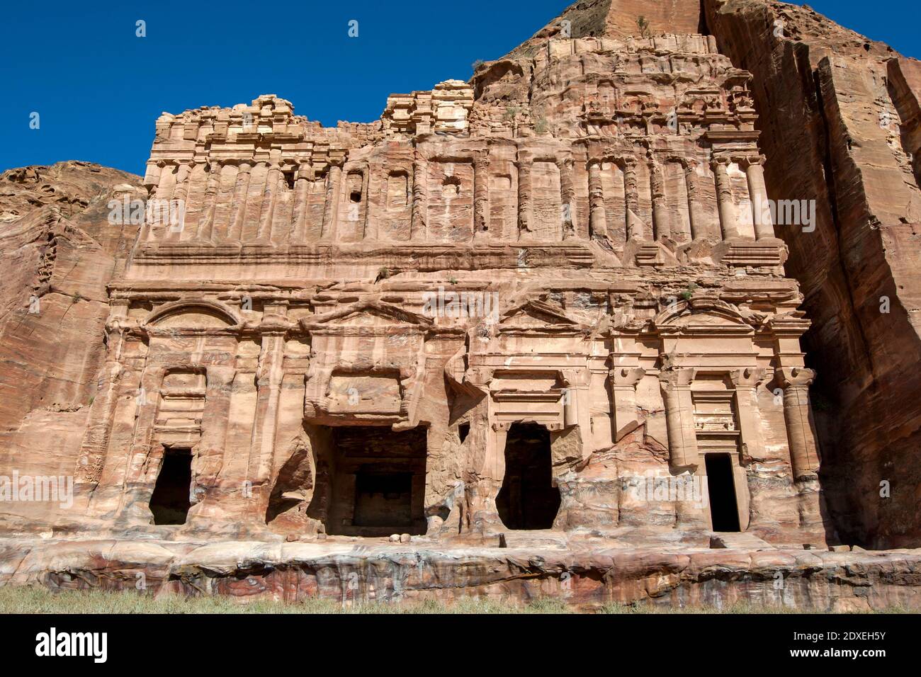 Die Ruinen des korinthischen Grabes, eines der königlichen Gräber an der antiken Stätte von Petra in Jordanien. Das Grab befindet sich über Fassaden Straße auf der Klippe Stockfoto