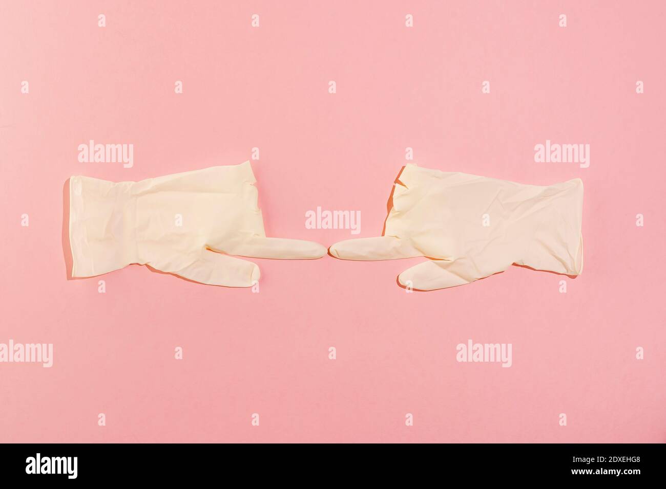 Studio-Aufnahme von Paar OP-Handschuhe berühren mit Index Finger Stockfoto