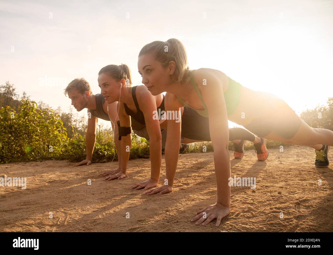Sport Menschen gemeinsam trainieren während Liegestütze auf Bergpfad Stockfoto