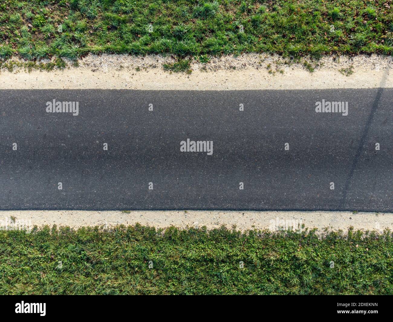 Luftaufnahme der leeren Asphaltstraße Stockfoto