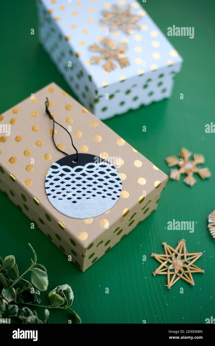 Eingewickeltes Weihnachtsgeschenk und Namensschild aus Deckchen Stockfoto