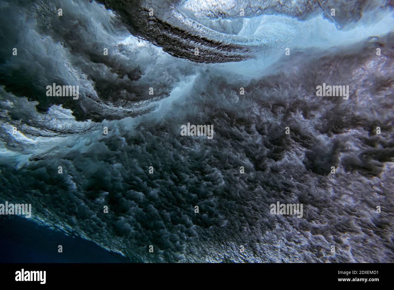 Unterwasseransicht der plätschernden Meereswelle Stockfoto