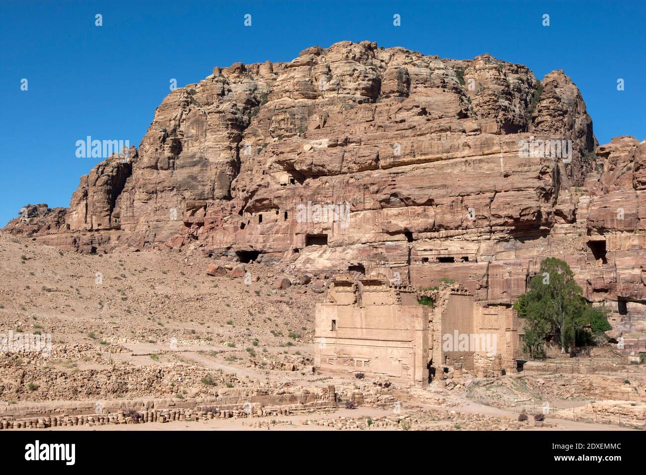 Die Ruinen von Qasr al-Bint, dem Haupttempel der Nabatäer, befinden sich am Ende der Kolonnadenstraße an der antiken Stätte Petra in Jordanien. Stockfoto