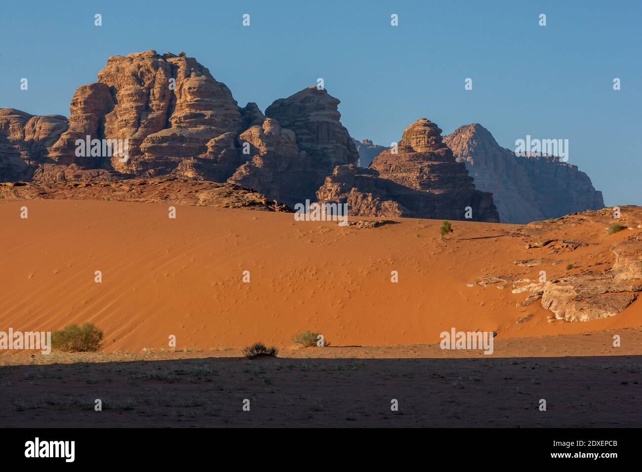 Die Sonne geht über einem Teil des Wadi Rum in Jordanien auf. Auch bekannt als das Tal des Mondes, ist Wadi Rum ein Tal, das in den Sandstein- und Granitfelsen geschnitten ist Stockfoto