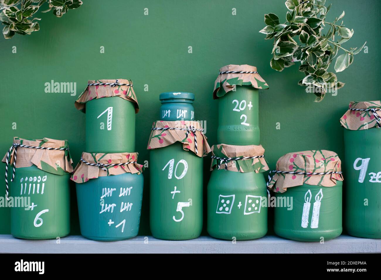 DIY grün bemalte Gläser, die Adventskalender Stockfoto