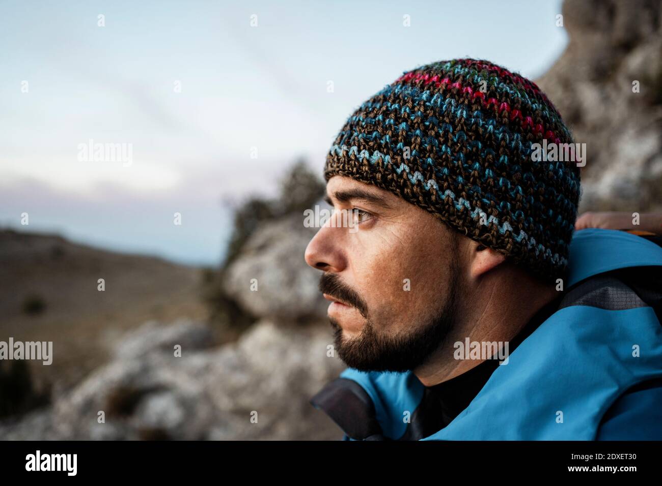 Nachdenklicher Mann, der im Urlaub auf den Bergen wandert Stockfoto