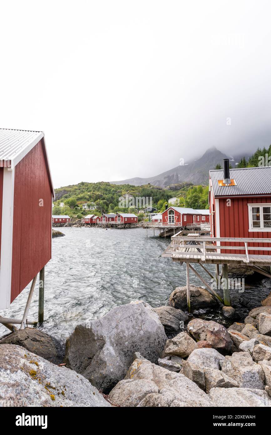 Häuser an der Küste gebaut Nusfjord, Lofoten, Norwegen Stockfoto