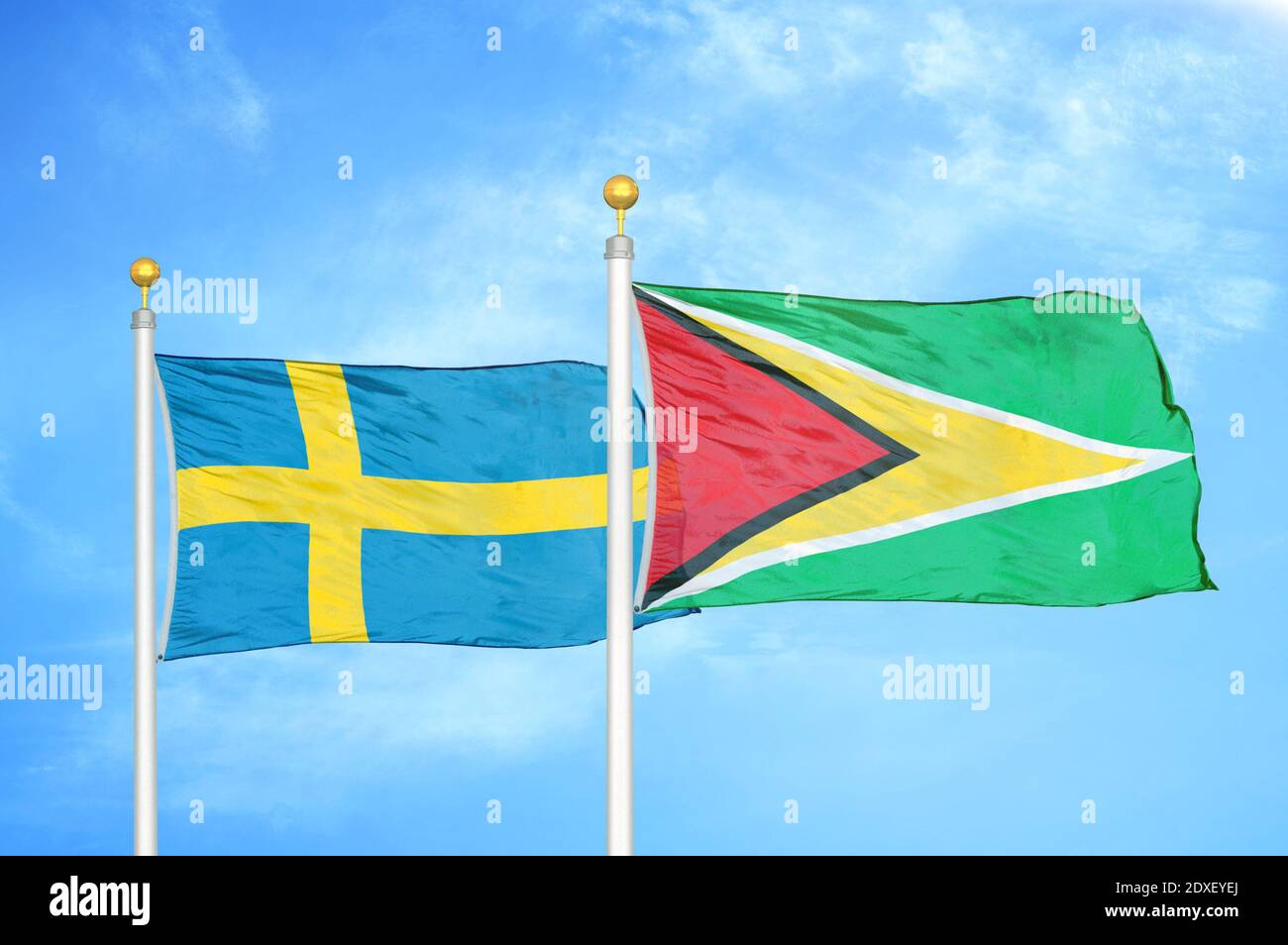 Schweden und Guyana zwei Flaggen auf Fahnenmasten und blauer Himmel Stockfoto