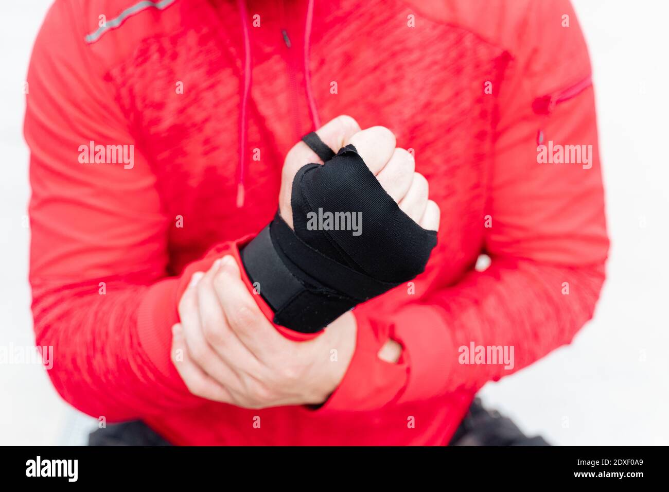 Sportler mit bandagierten Händen im Freien Stockfoto