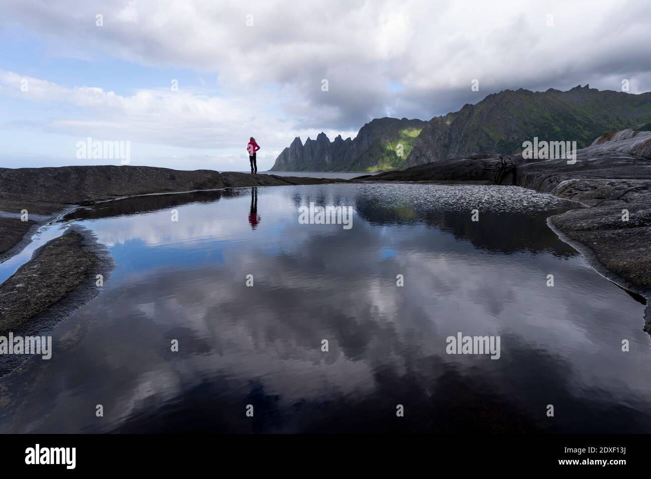 Explorer bewundernde Aussicht während des Stehens in Tungeneset, Senja, Norwegen Stockfoto