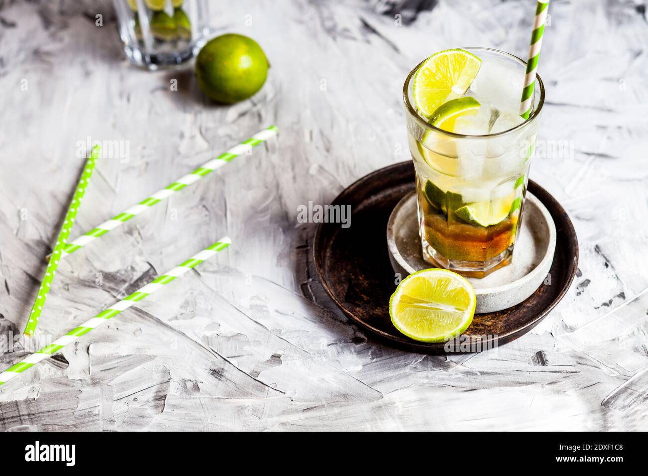 Glas des traditionellen brasilianischen Caipirinha-Cocktails Stockfoto