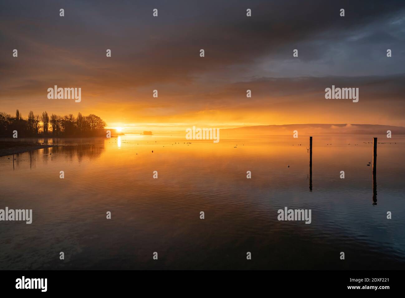 Bodensee bei bewölktem Sonnenaufgang Stockfoto