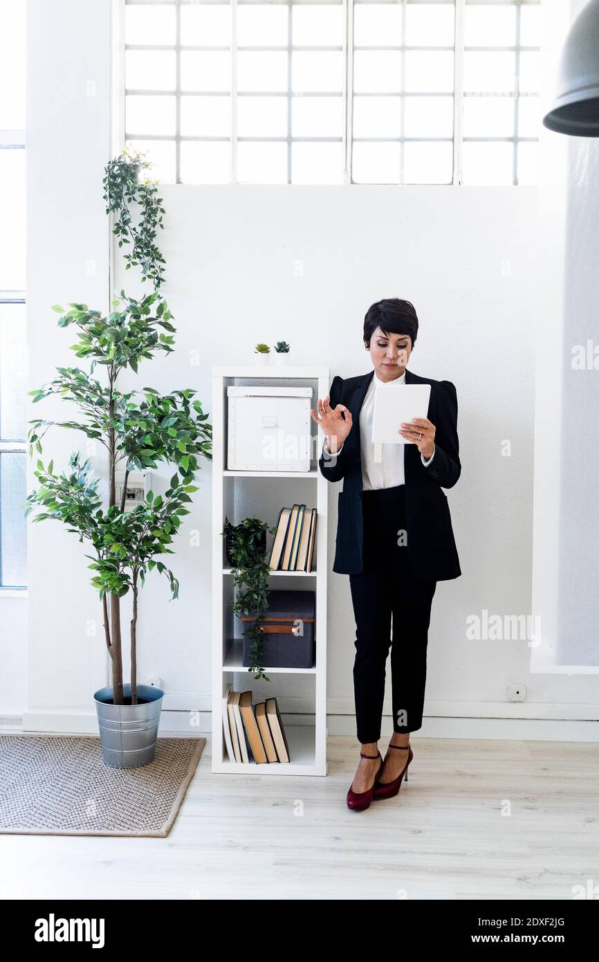 Geschäftsfrau im Büro mit Dokumenten in der Hand Stockfoto