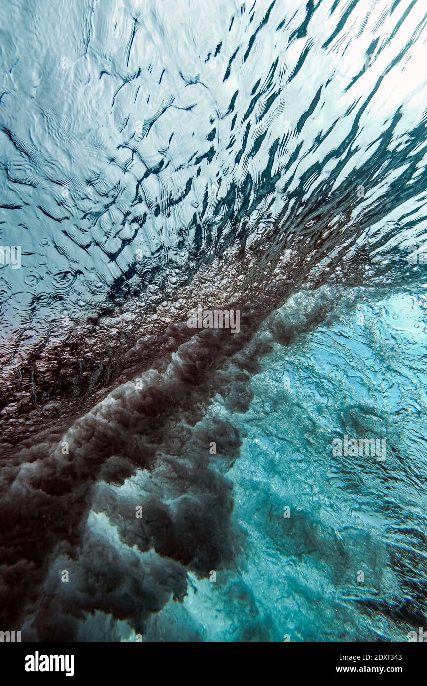 Unterwasseransicht der spritzenden Welle Stockfoto