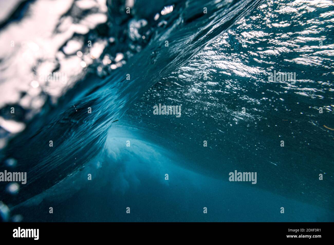 Unterwasseransicht der plätschernden Meereswelle Stockfoto