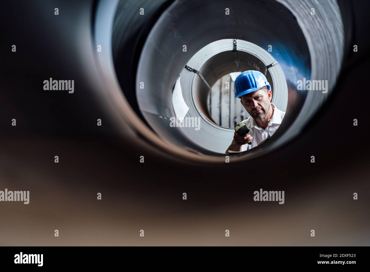 Man Scannen Barcode auf Stahlrollen in der Industrie Stockfoto