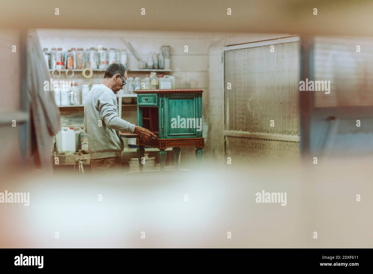 Männliche Expertise Restaurierung von antiken Möbeln während der Werkstatt Stockfoto