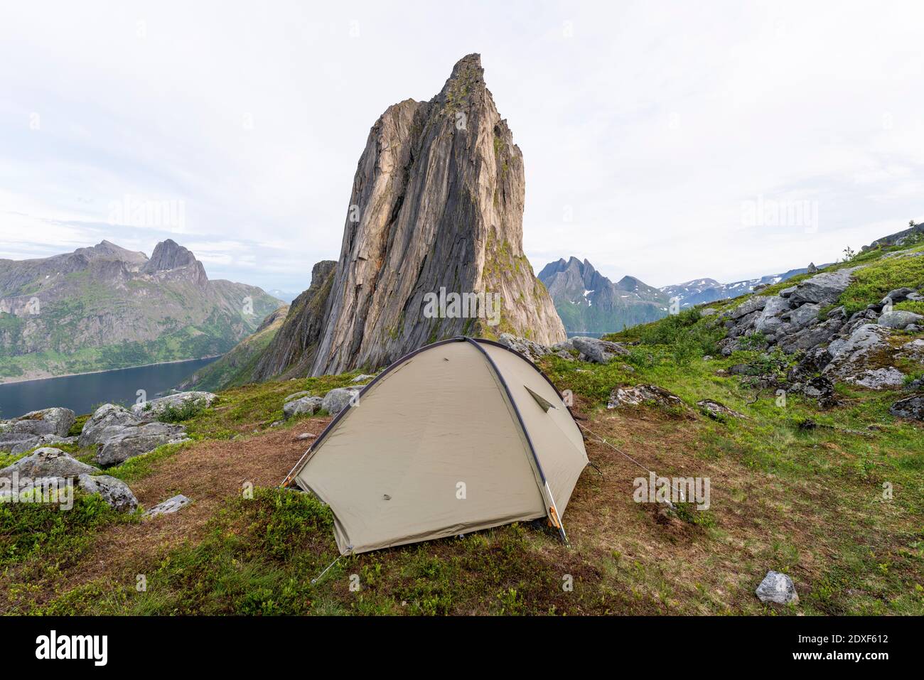 Zelt gegen Segla Berg bei Norwegen Stockfoto