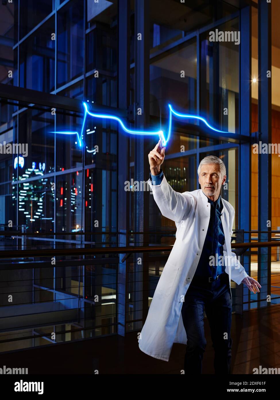 Männlicher Kardiologe Licht Malerei Herzinfarkt im Labor Stockfoto