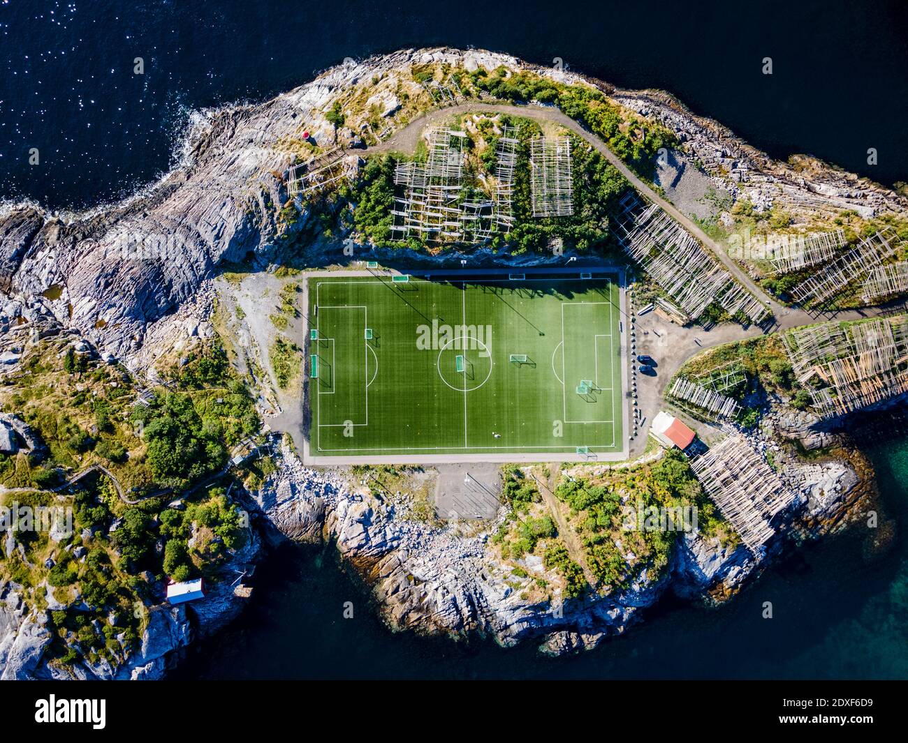 Fußballplatz auf der Insel auf See bei Henningsvaer, Lofoten, Norwegen Stockfoto