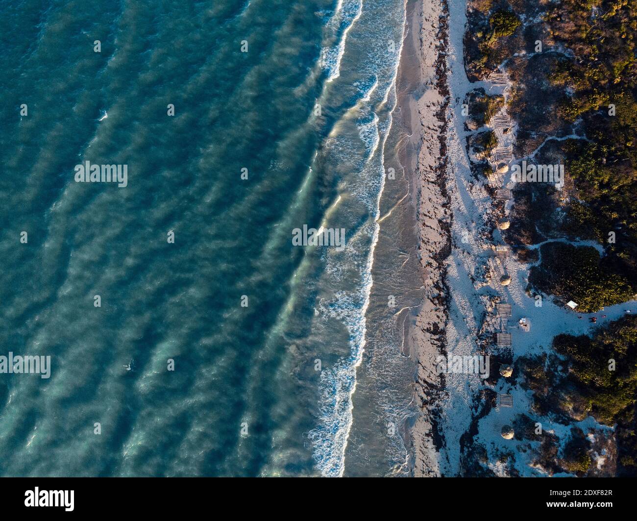 Luftaufnahme der Straße, die sich entlang der Küste der salzartigen Lagune erstreckt, Las Coloradas, Yucatan, Mexiko Stockfoto