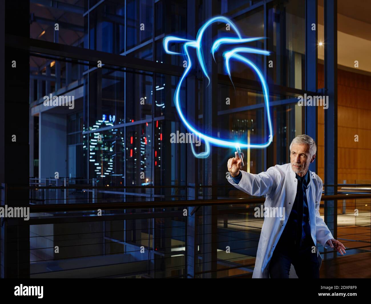 Männlicher Kardiologe Licht Malerei Herz im Labor im Krankenhaus Stockfoto