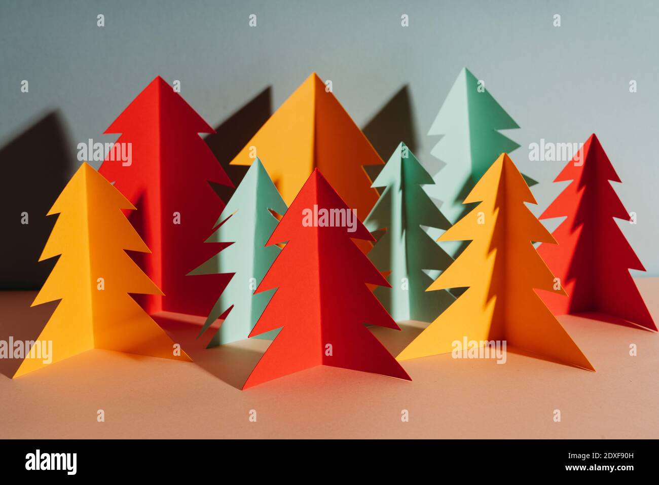 Studio-Aufnahme von einfachen Papier Handwerk Waldbäume im Herbst Farben Stockfoto