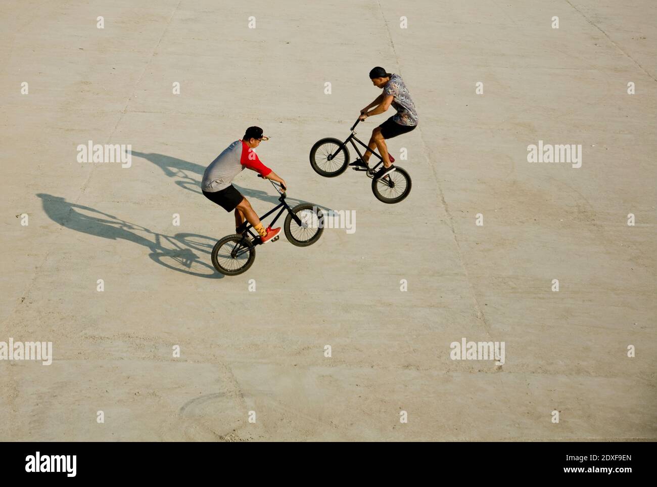 Junge Männer BMX Bikes auf flachem Land, Budapest, Ungarn. Stockfoto