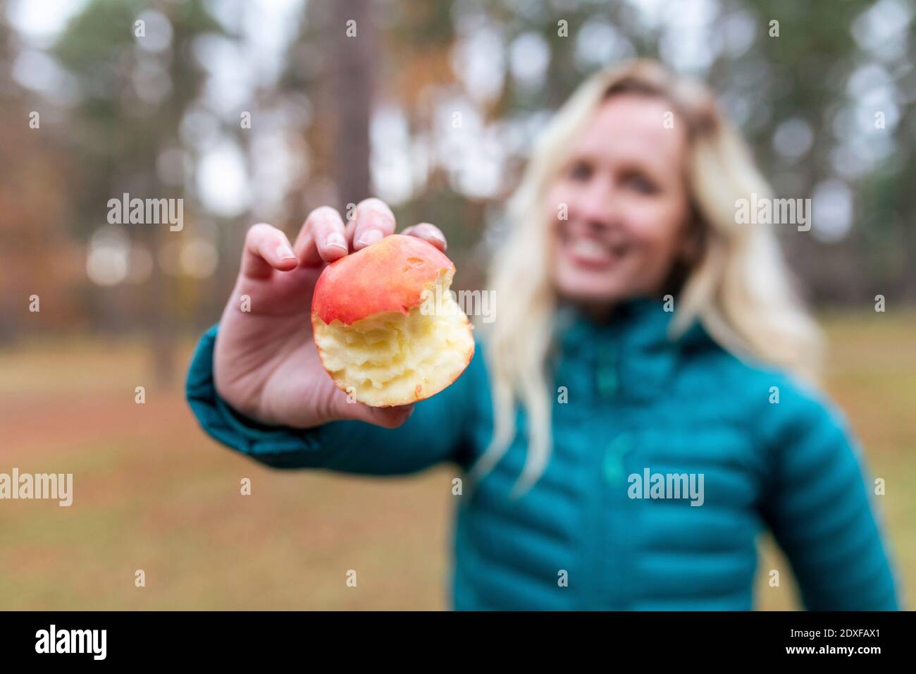 Frau mittleren Erwachsenen zeigt gefressenen Apfel bei Cannock Chase Stockfoto