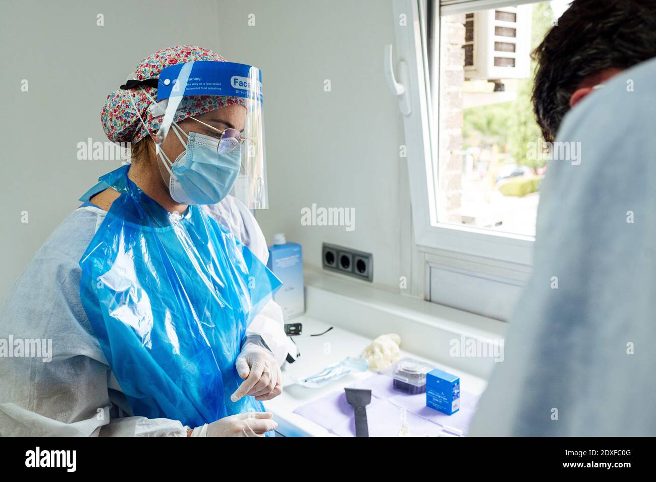 Zahnmediziner tragen schützende Gesichtsmaske und Gesichtsschutz Während des Covid-19 in der Klinik arbeiten Stockfoto