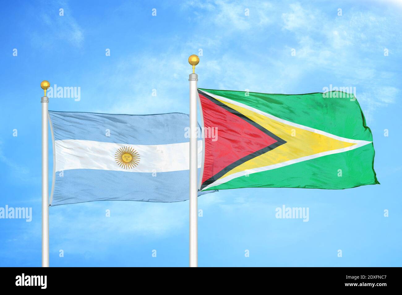 Argentinien und Guyana zwei Flaggen auf Fahnenmasten und blauer Himmel Stockfoto
