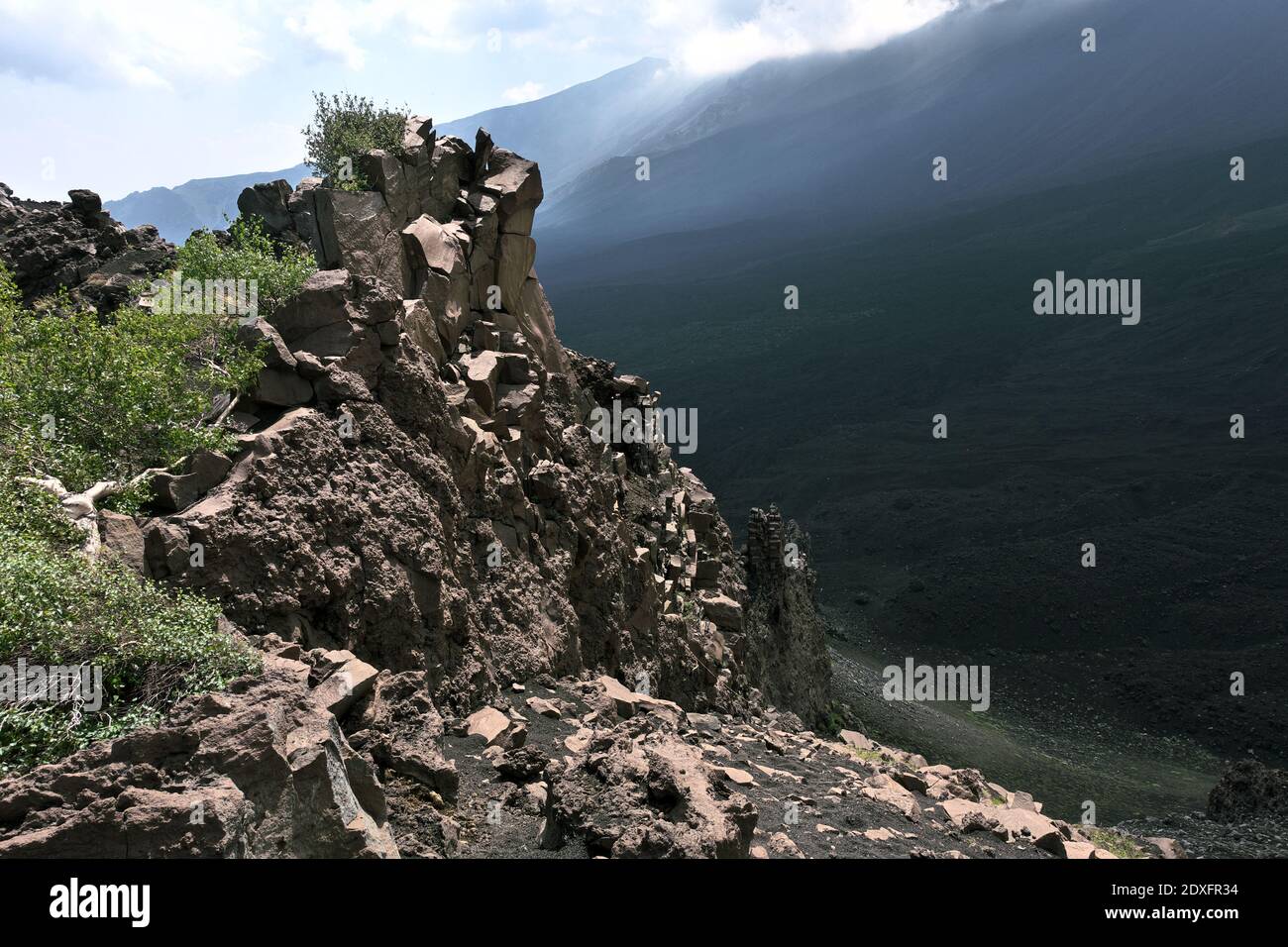 Vulkanisches Gestein am Rande des Bove-Tals im Ätna Park ein Wahrzeichen der Natur in Sizilien und Outdoor-Tourismus Stockfoto