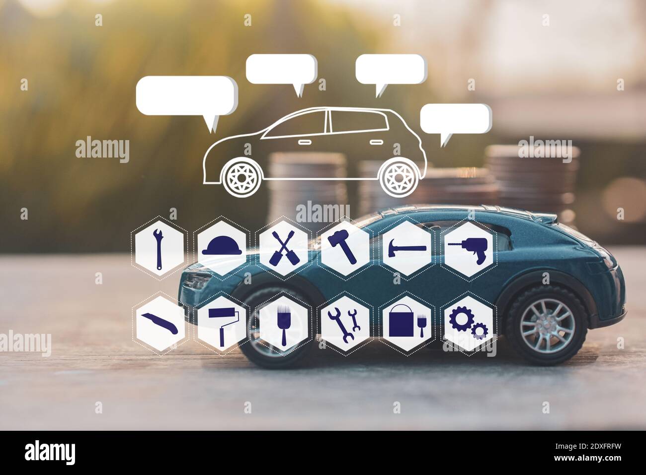 Doppelte Belichtung Werkzeug Ausrüstung Symbol Autos Modell Münzen Stapel auf Holztisch Finanzversicherung und Transportkonzept Hintergrund Stockfoto