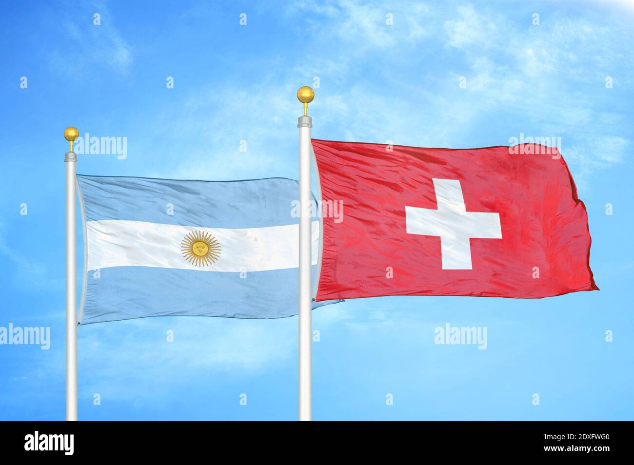Argentinien und die Schweiz zwei Flaggen auf Fahnenmasten und blauer Himmel Stockfoto