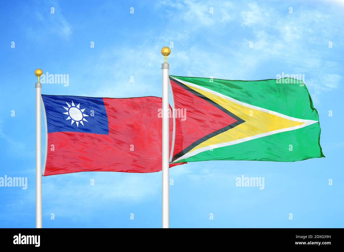 Taiwan und Guyana zwei Flaggen auf Fahnenmasten und blauer Himmel Stockfoto
